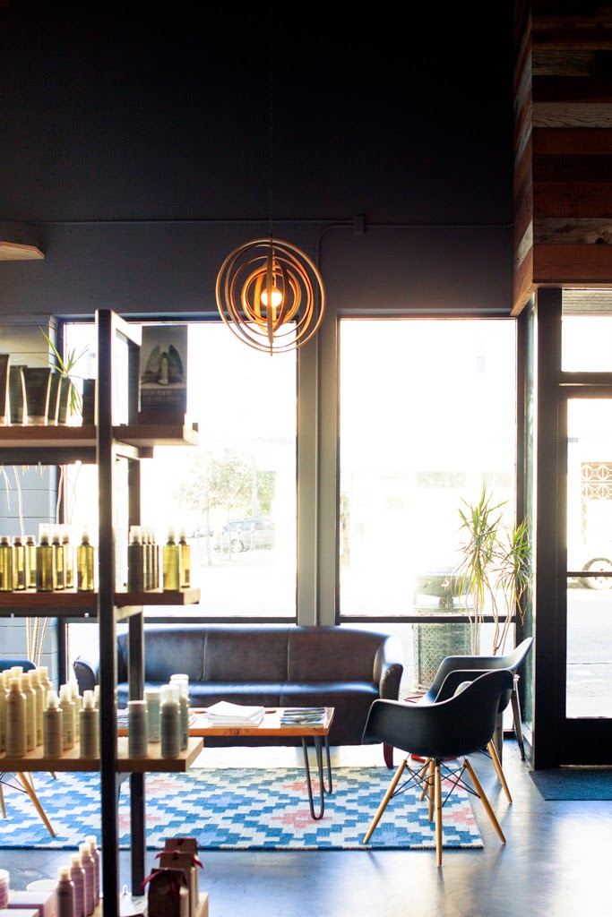 The window lounge with the pendant light