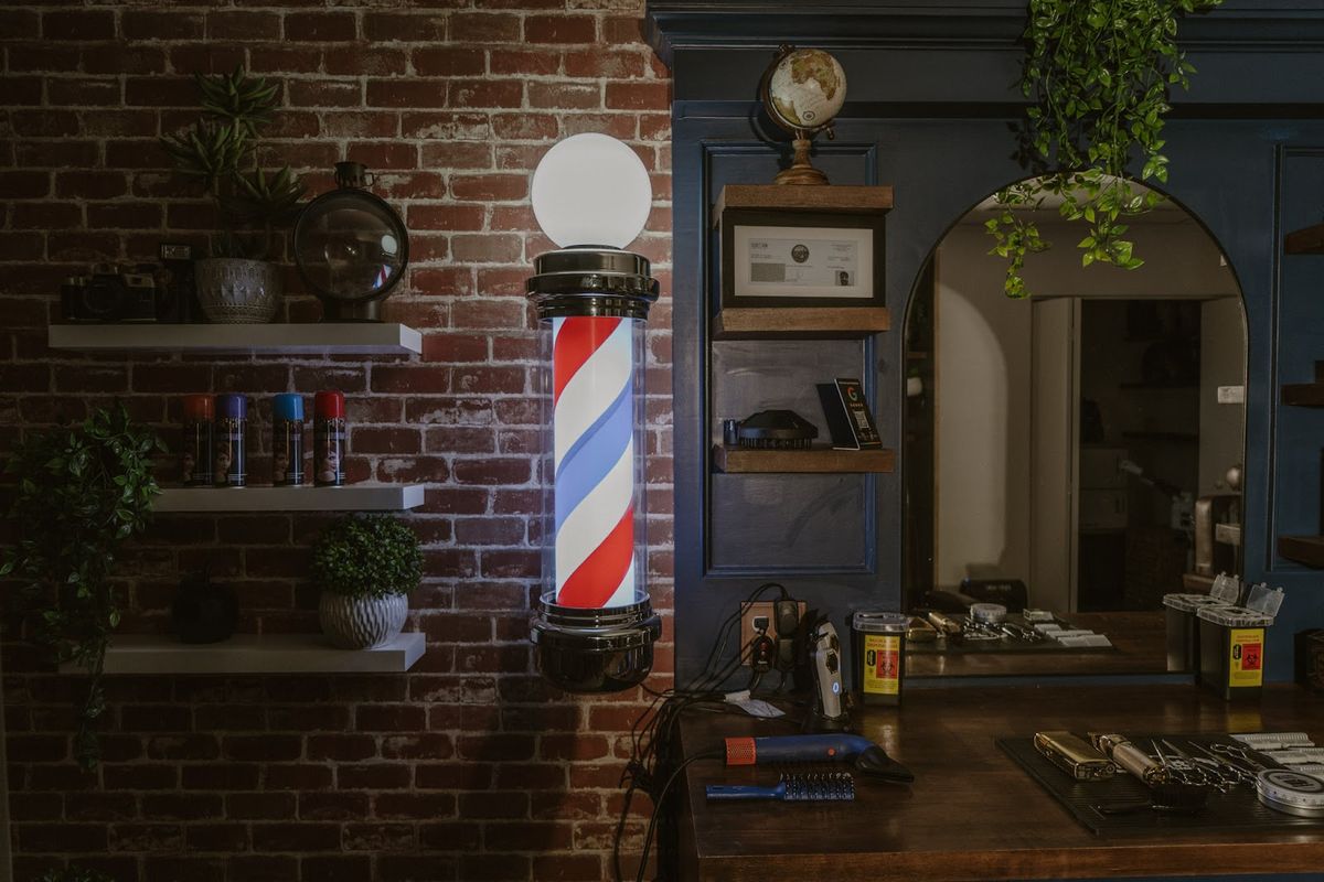 The pole and shelves at Vivant